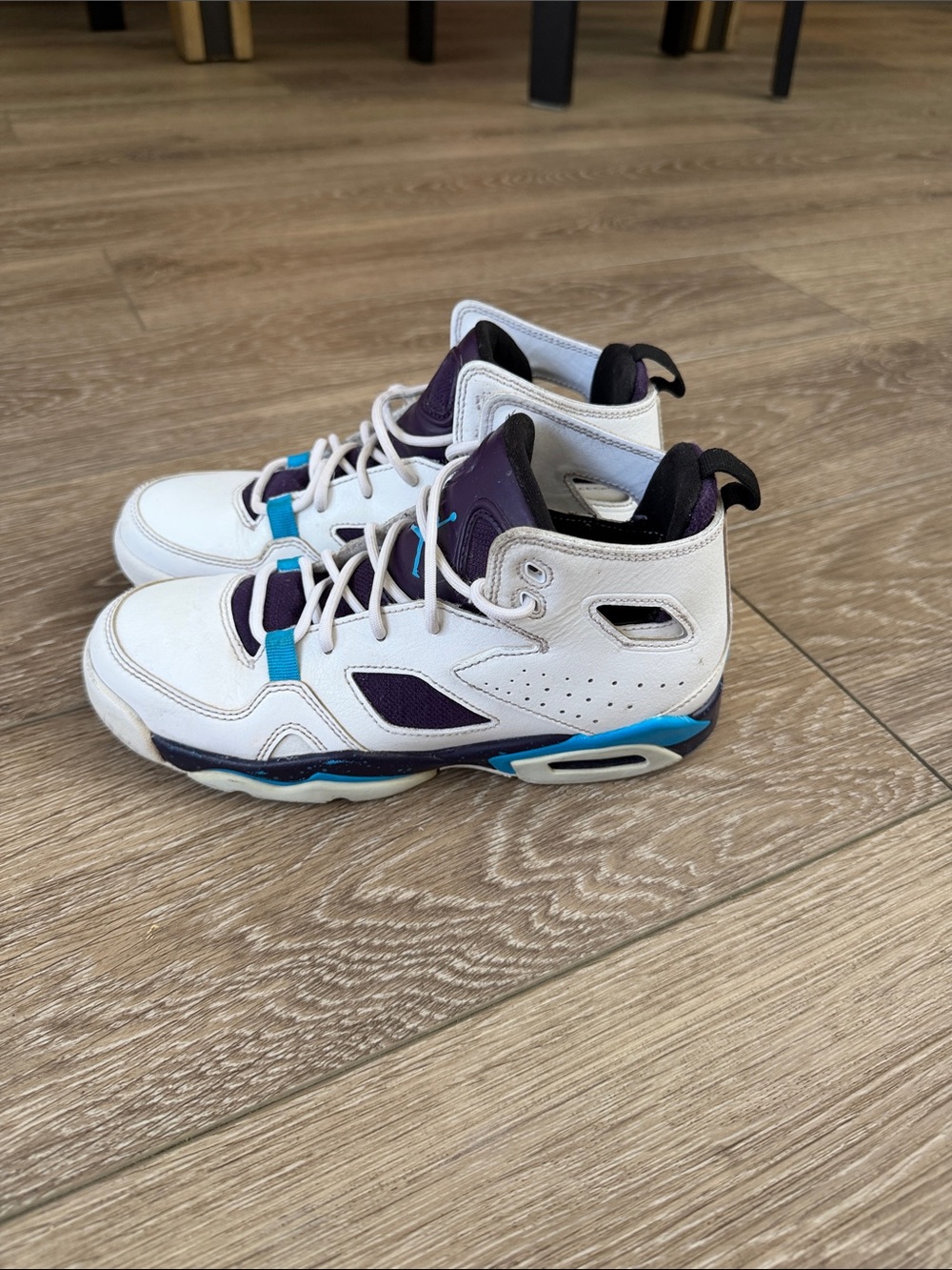 Youth Jordan basketball shoes. Size 4 (big kid)